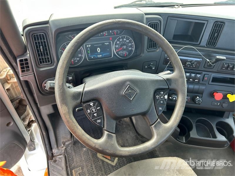 International LT625 6x4 T/A Day Cab Truck Tractor Vilcēji