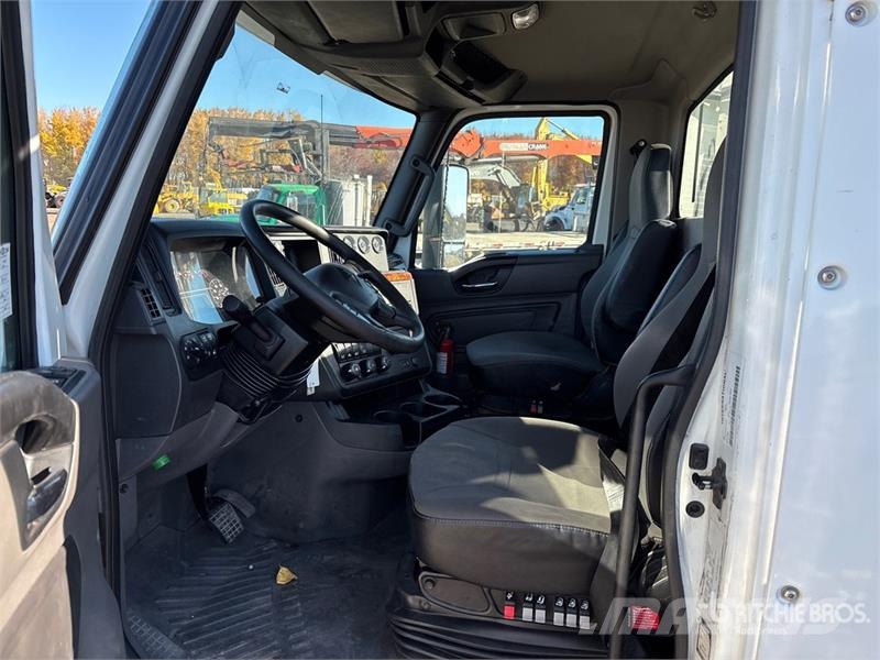 International LT625 6x4 T/A Day Cab Truck Tractor Vetopöytäautot