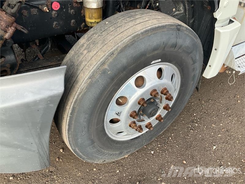 International LT625 6x4 T/A Day Cab Truck Tractor Тягачі