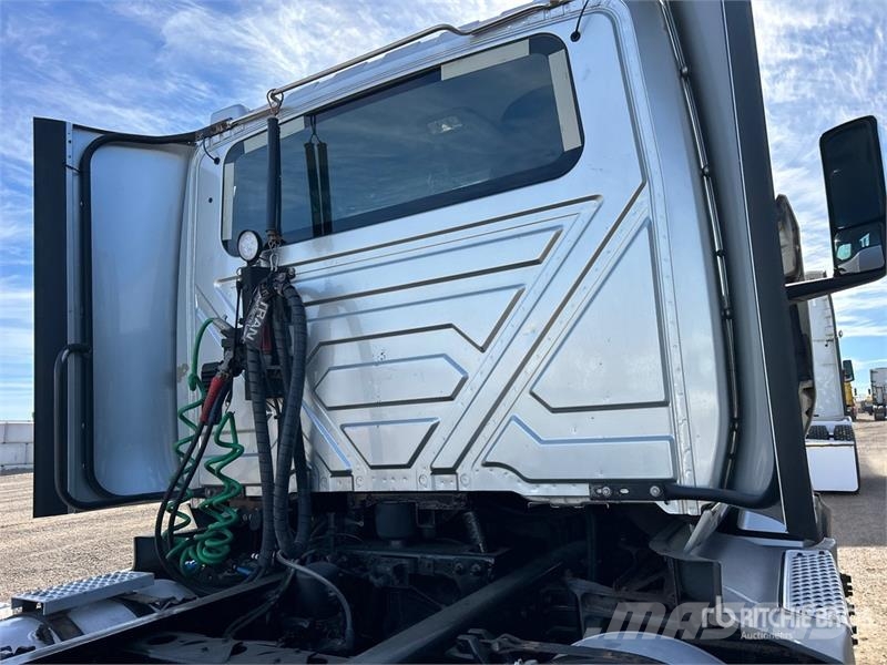 International LT625 6x4 T/A Day Cab Truck Tractor Truck Tractor Units