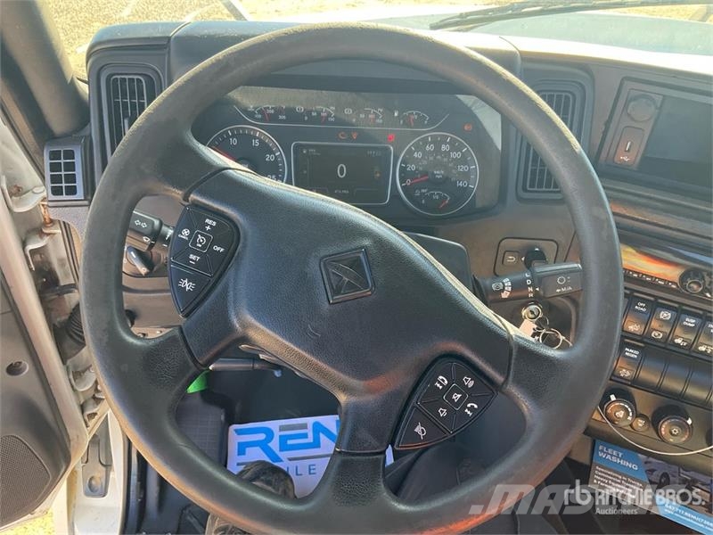 International LT625 6x4 T/A Day Cab Truck Tractor Tractores (camiões)