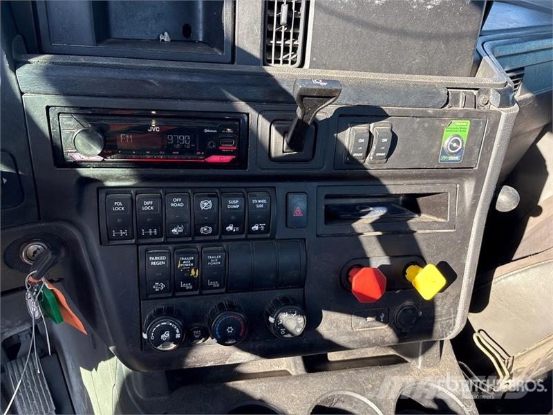 International LT625 6x4 T/A Day Cab Truck Tractor Trækkere