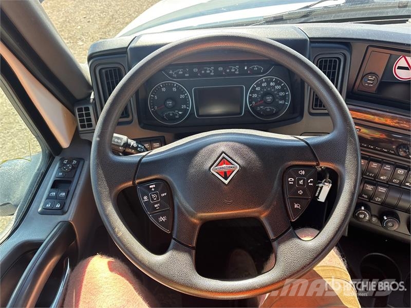 International LT625 6x4 T/A Day Cab Truck Tractor Седельные тягачи