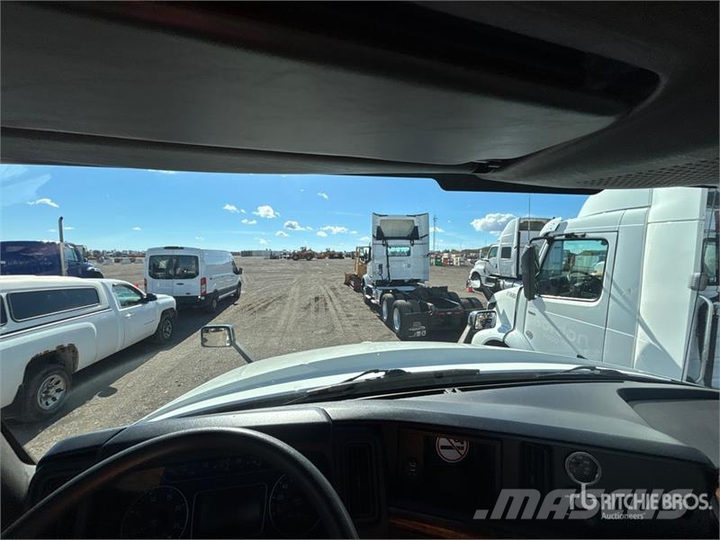 International LT625 6x4 T/A Day Cab Truck Tractor Седельные тягачи
