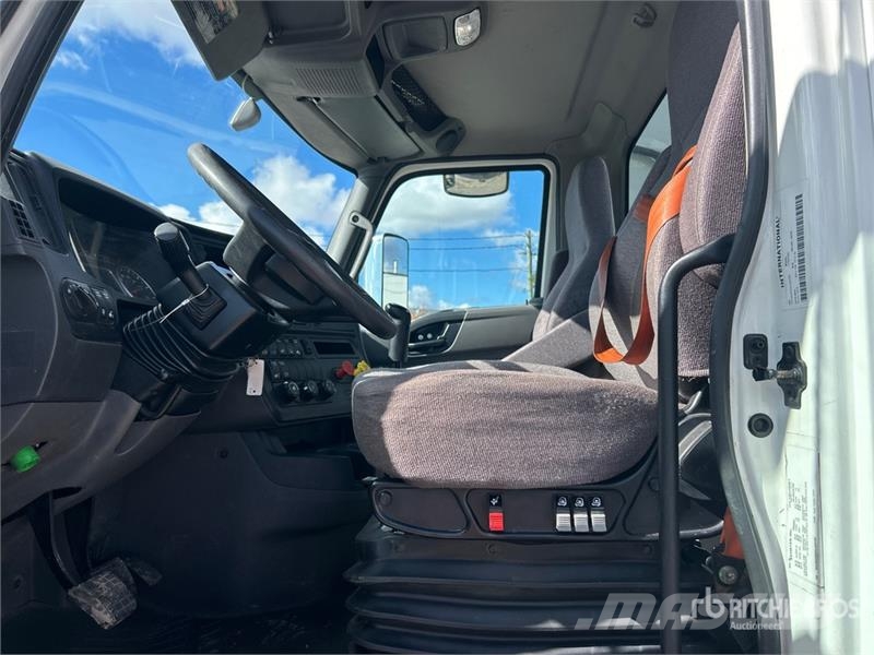 International LT625 6x4 T/A Day Cab Truck Tractor Седельные тягачи