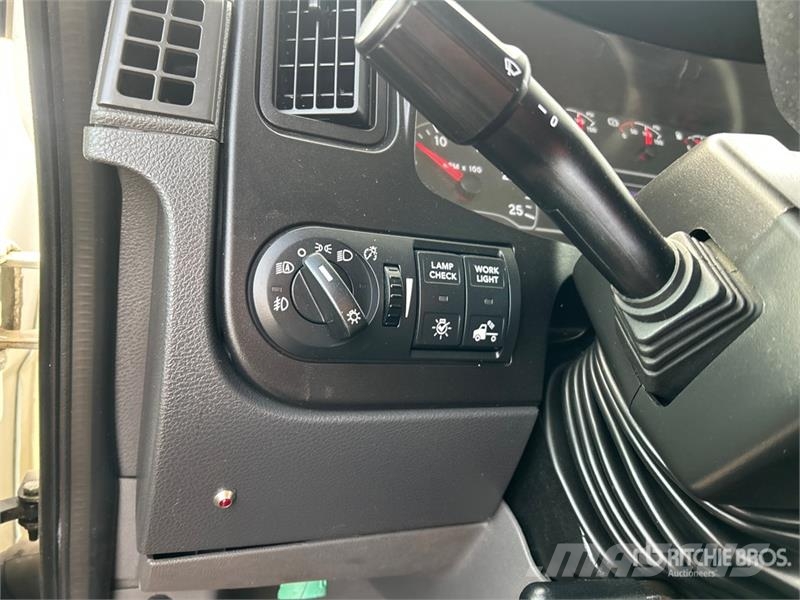 International LT625 6x4 T/A Day Cab Truck Tractor Ťahače