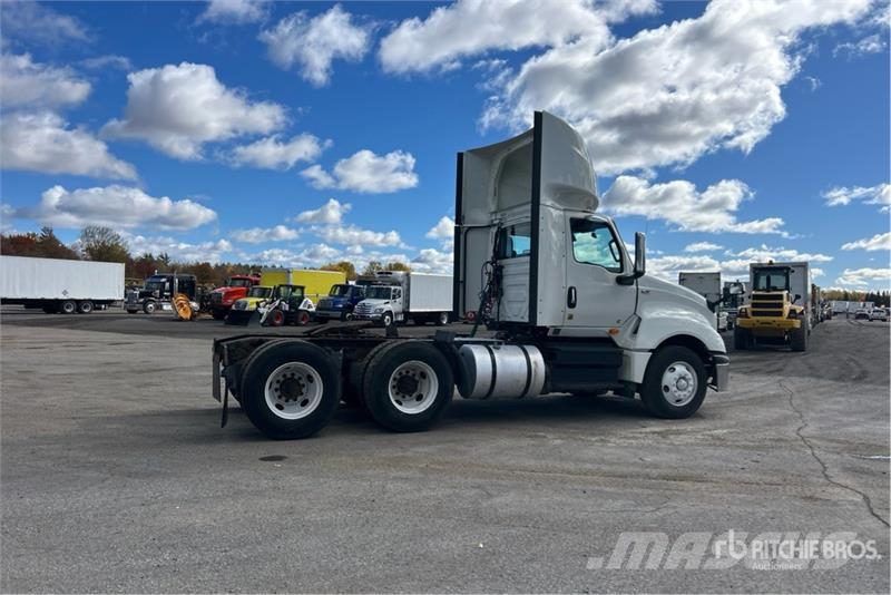 International LT625 6x4 T/A Day Cab Truck Tractor Седельные тягачи