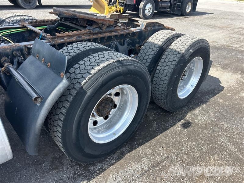 International LT625 6x4 T/A Day Cab Truck Tractor Vilcēji