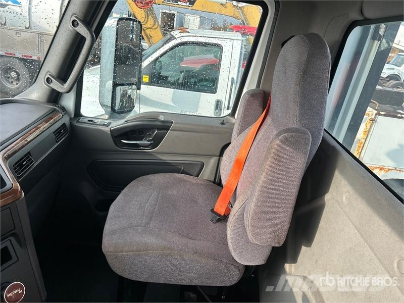 International LT625 6x4 T/A Day Cab Truck Tractor Ťahače