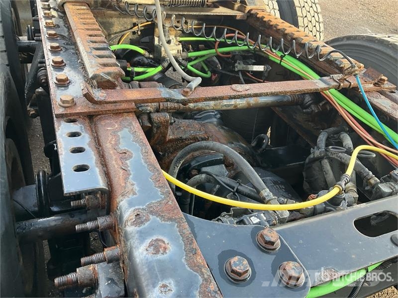 International LT625 6x4 T/A Day Cab Truck Tractor Тягачі