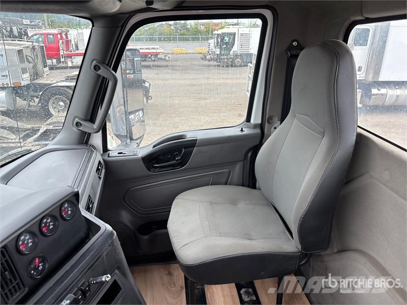 International LT625 6x4 T/A Day Cab Truck Tractor Vlačilci