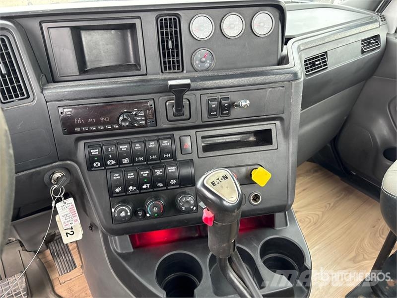 International LT625 6x4 T/A Day Cab Truck Tractor Vlačilci