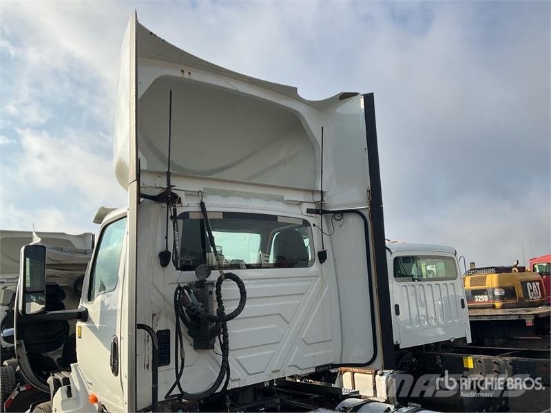 International LT625 6x4 T/A Day Cab Truck Tractor Тягачі
