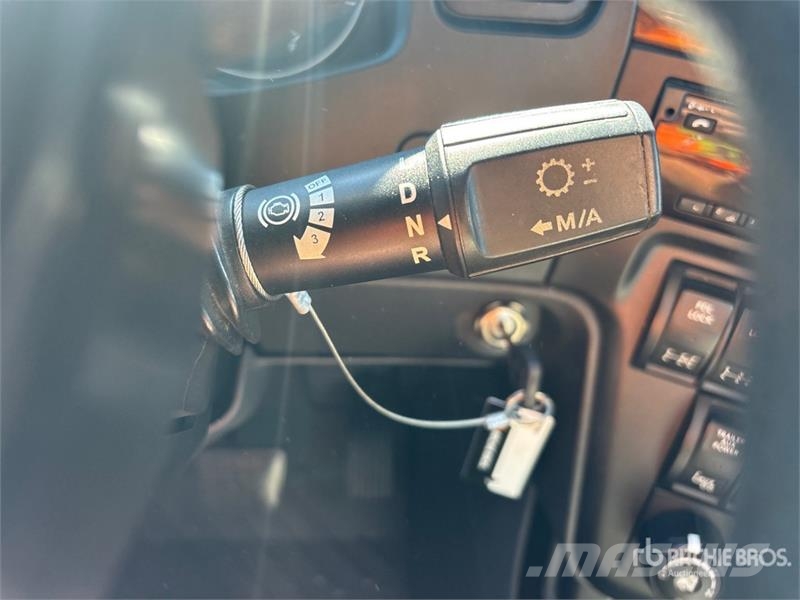 International LT625 6x4 T/A Day Cab Truck Tractor Седельные тягачи