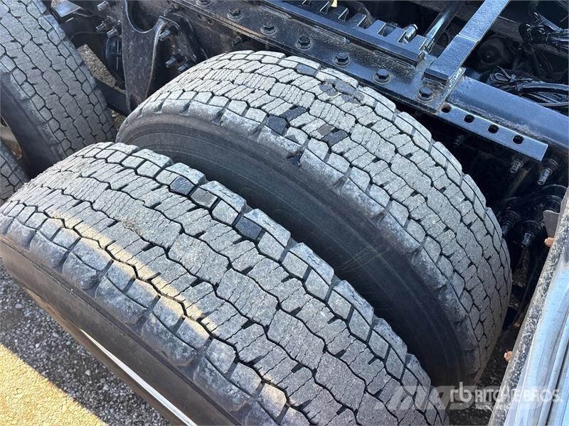 International LT625 6x4 T/A Day Cab Truck Tractor Седельные тягачи
