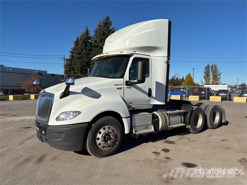 International LT625 6x4 T/A Day Cab Truck Tractor Vetopöytäautot