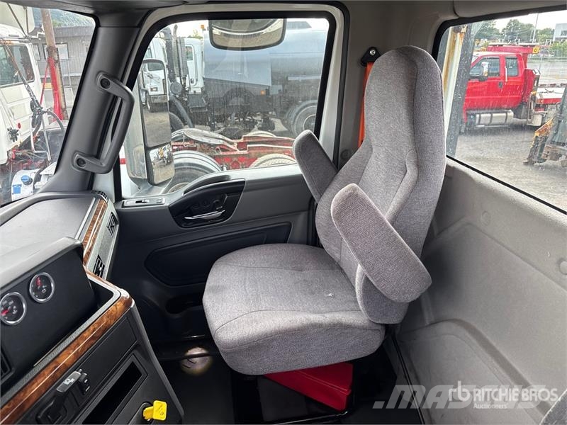International LT625 6x4 T/A Day Cab Truck Tractor Vetopöytäautot
