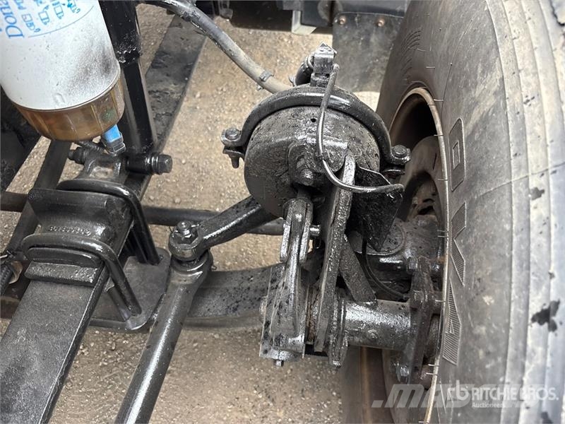 International LT625 6x4 T/A Day Cab Truck Tractor Vlačilci