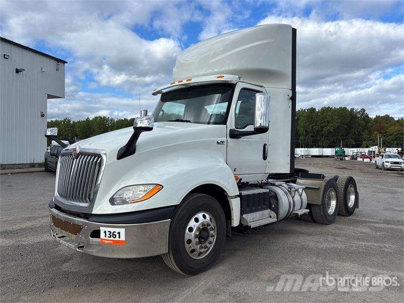 International LT625 6x4 T/A Day Cab Truck Tractor Vetopöytäautot