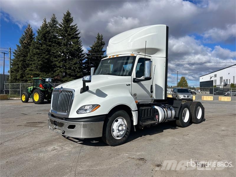 International LT625 6x4 T/A Day Cab Truck Tractor Седельные тягачи