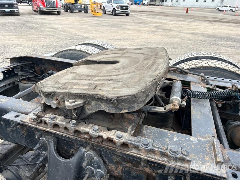 International LT625 6x4 T/A Day Cab Truck Tractor Sattelzugmaschinen