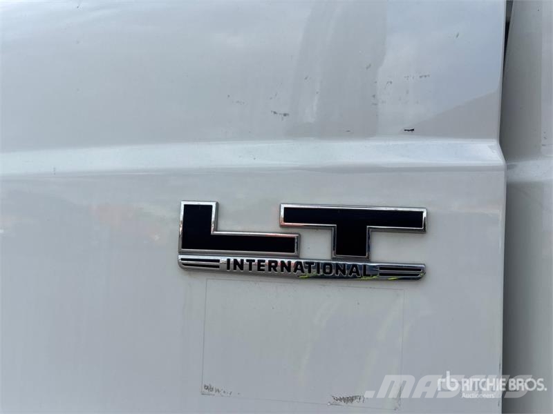 International LT625 6x4 T/A Day Cab Truck Tractor Vetopöytäautot