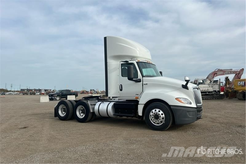International LT625 6x4 T/A Day Cab Truck Tractor وحدات الجر