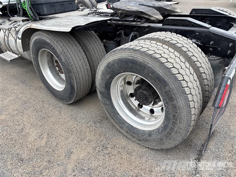International LT625 6x4 T/A Day Cab Truck Tractor Vlačilci
