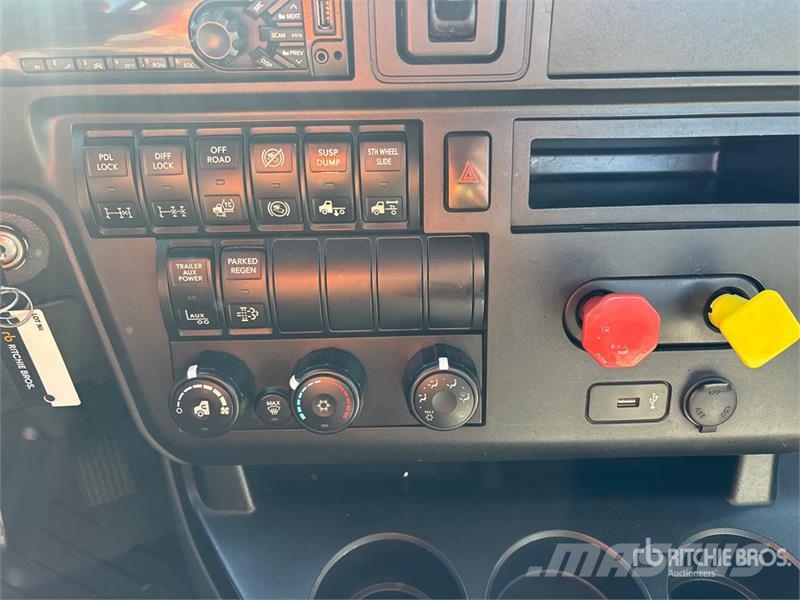 International LT625 6x4 T/A Day Cab Truck Tractor Седельные тягачи