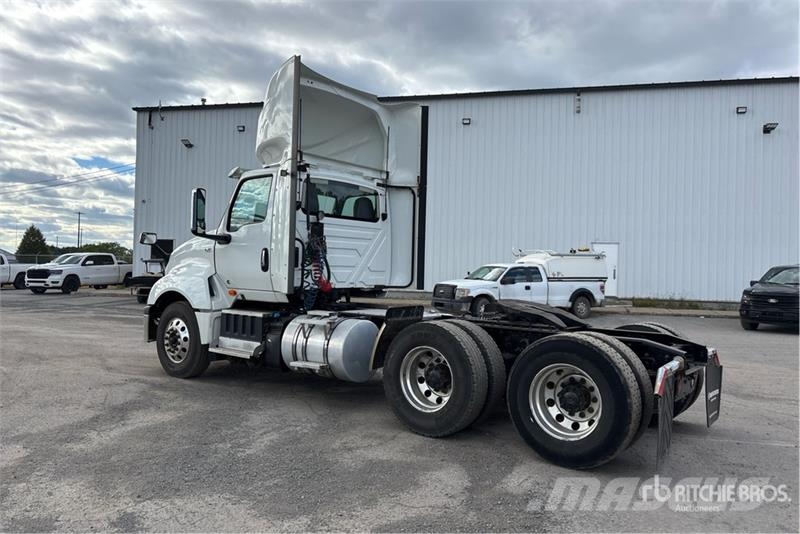 International LT625 6x4 T/A Day Cab Truck Tractor Vetopöytäautot
