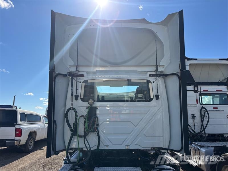 International LT625 6x4 T/A Day Cab Truck Tractor Седельные тягачи