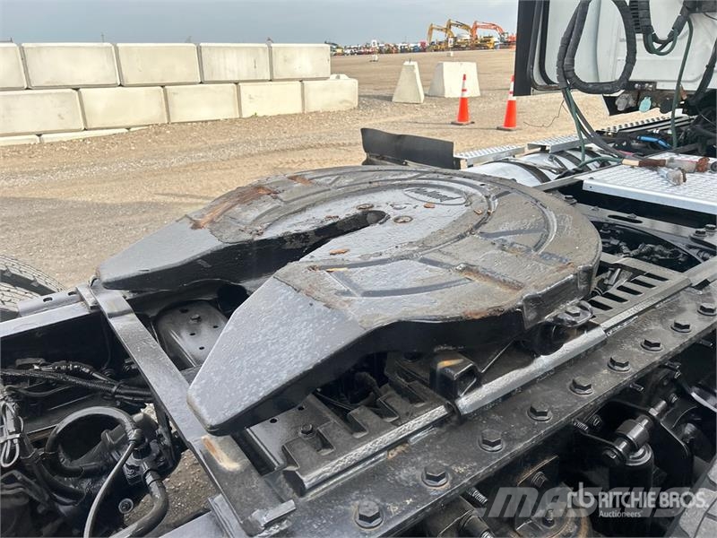 International LT625 6x4 T/A Day Cab Truck Tractor وحدات الجر