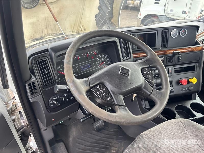 International LT625 6x4 T/A Day Cab Truck Tractor Vetopöytäautot