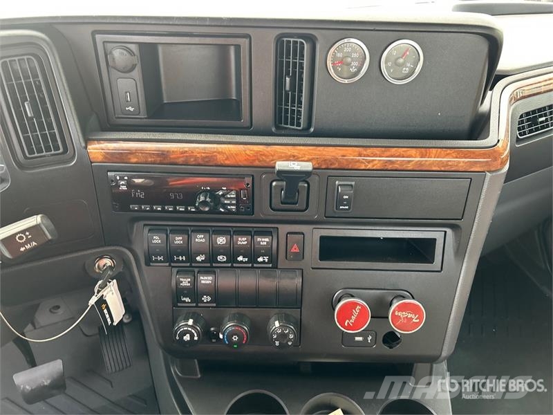 International LT625 6x4 T/A Day Cab Truck Tractor Ťahače