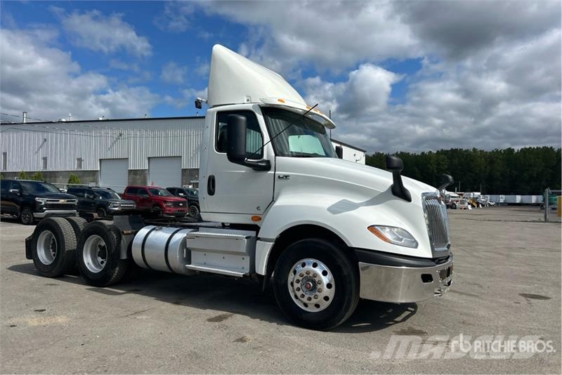International LT625 6x4 T/A Day Cab Truck Tractor Vilcēji