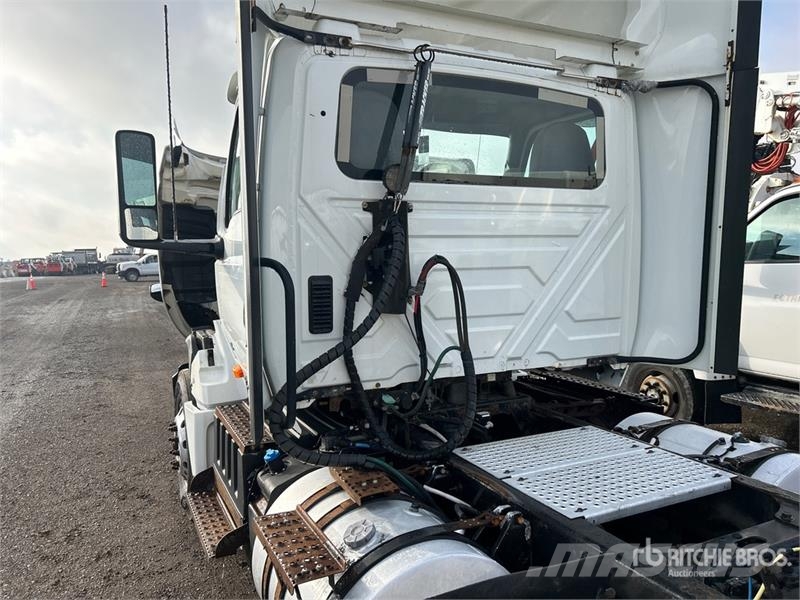 International LT625 6x4 T/A Day Cab Truck Tractor Ťahače
