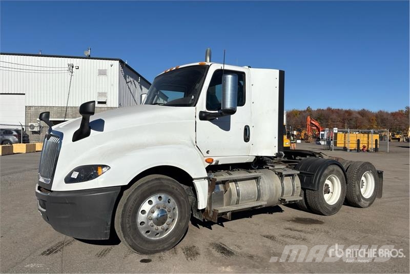 International LT625 6x4 T/A Day Cab Truck Tractor Vetopöytäautot