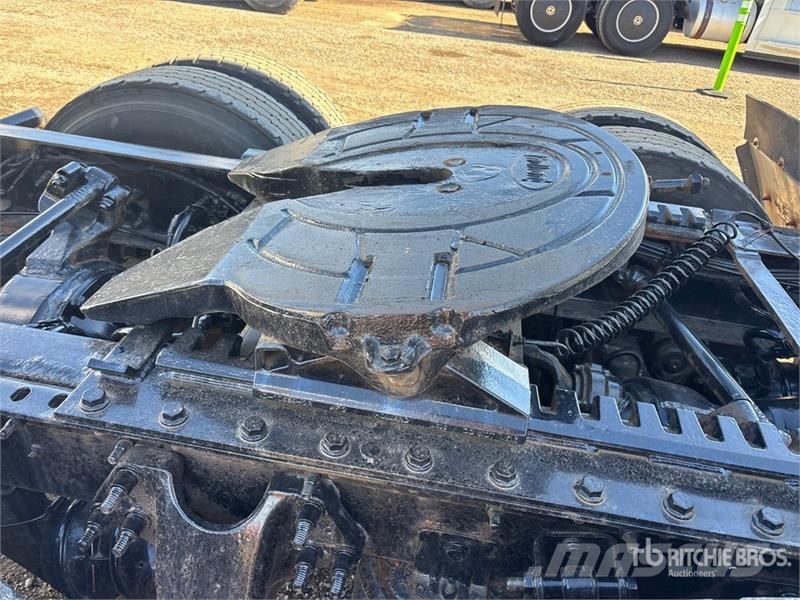 International LT625 6x4 T/A Day Cab Truck Tractor Седельные тягачи