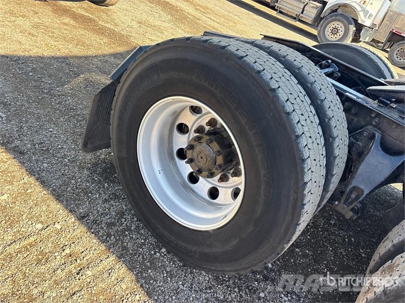 International LT625 6x4 T/A Day Cab Truck Tractor Седельные тягачи
