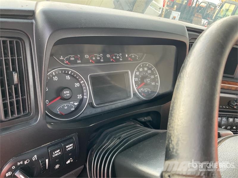 International LT625 6x4 T/A Day Cab Truck Tractor Тягачі