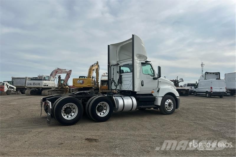 International LT625 6x4 T/A Day Cab Truck Tractor وحدات الجر