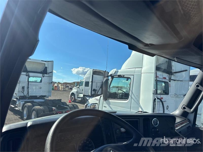 International LT625 6x4 T/A Day Cab Truck Tractor Седельные тягачи