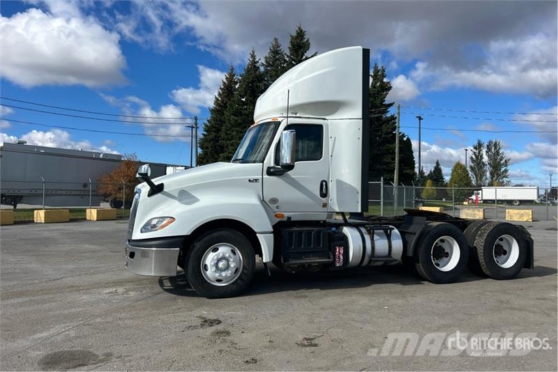 International LT625 6x4 T/A Day Cab Truck Tractor Седельные тягачи