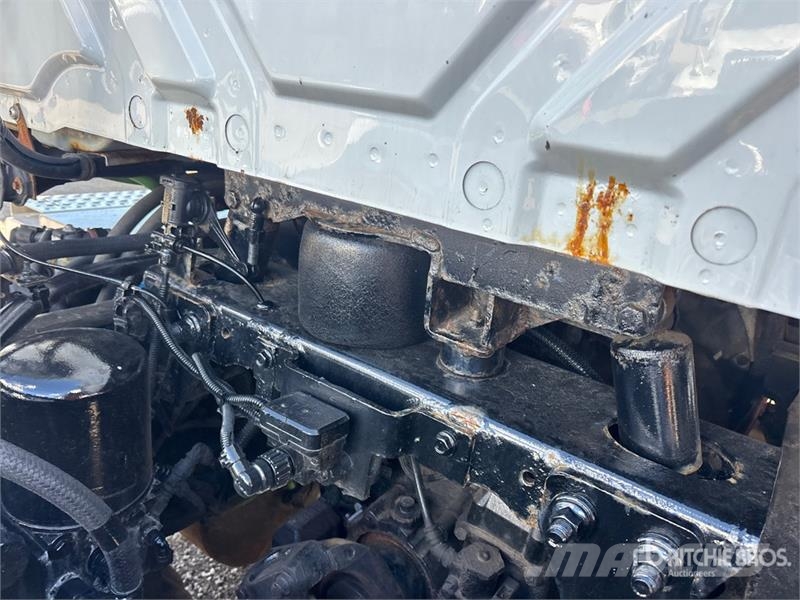 International LT625 6x4 T/A Day Cab Truck Tractor Седельные тягачи