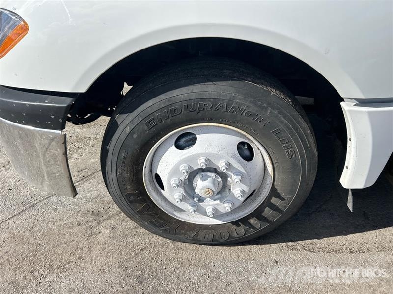 International LT625 6x4 T/A Day Cab Truck Tractor Седельные тягачи