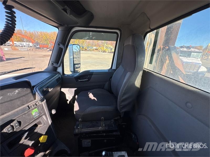 International LT625 6x4 T/A Day Cab Truck Tractor Trækkere