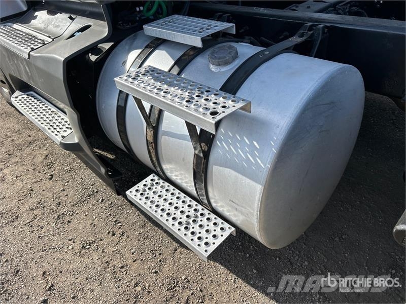 International LT625 6x4 T/A Day Cab Truck Tractor Truck Tractor Units