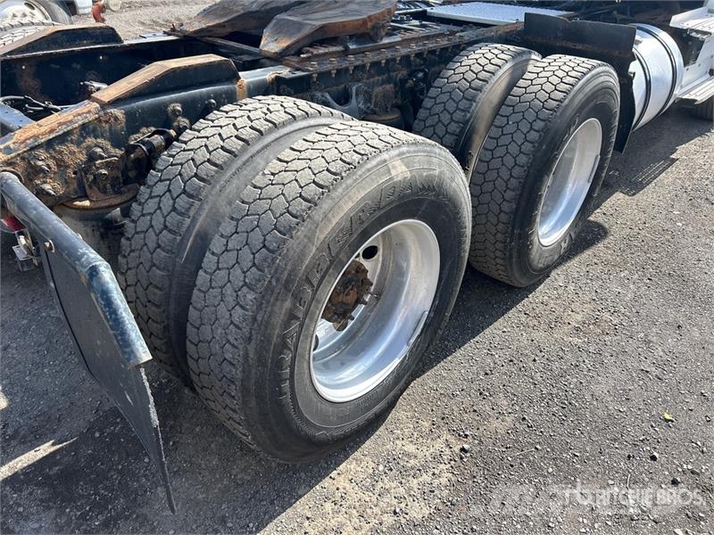 International LT625 6x4 T/A Day Cab Truck Tractor Vilcēji
