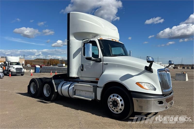 International LT625 6x4 T/A Day Cab Truck Tractor Седельные тягачи
