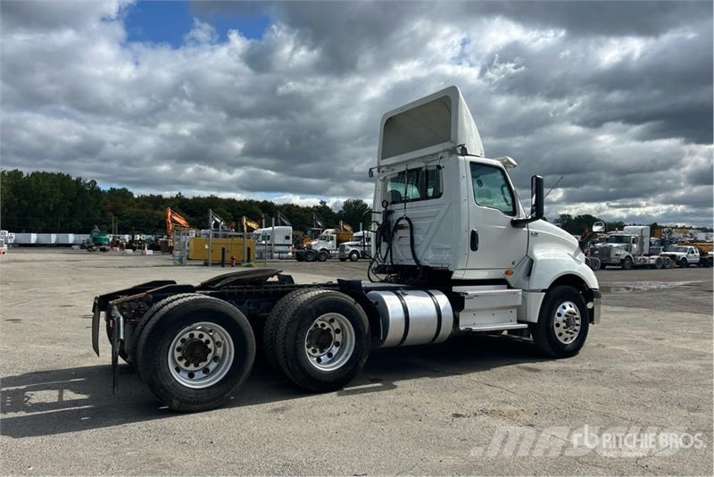 International LT625 6x4 T/A Day Cab Truck Tractor Vilcēji